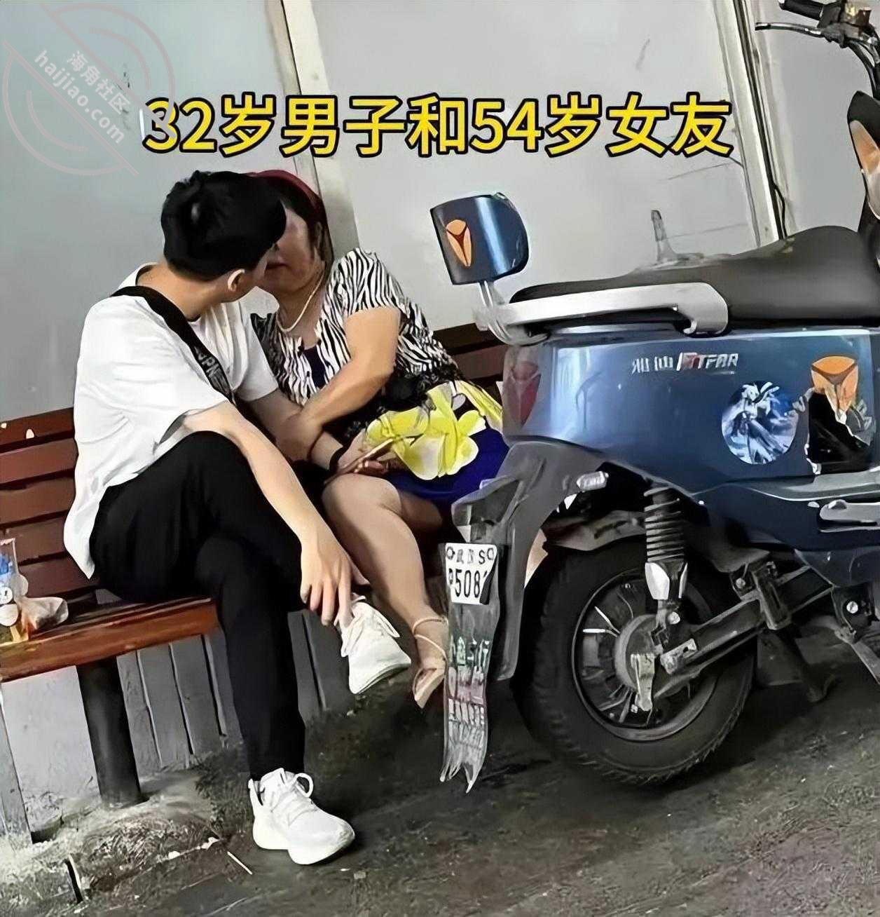 32岁帅小伙与54岁大妈,街头热吻!网友:这小伙也是真的“饿”了 封面